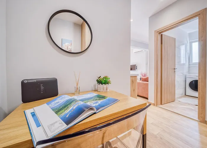 Homely Sweet Central Apartment